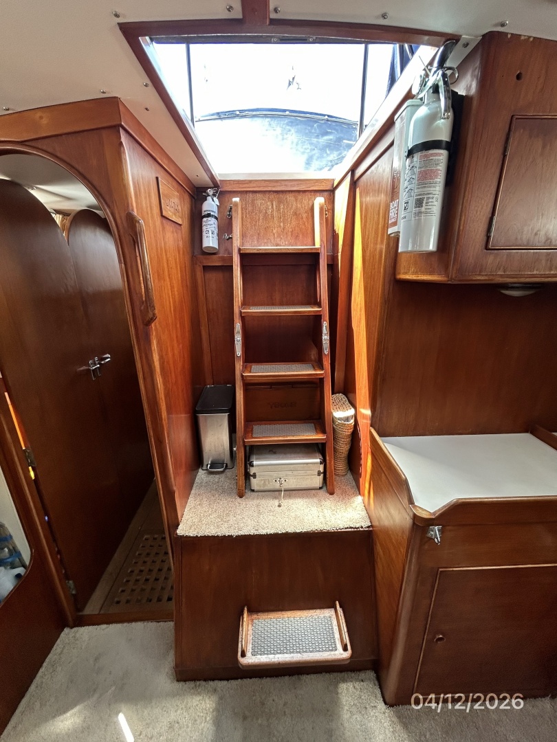 41' Rival forward companionway3