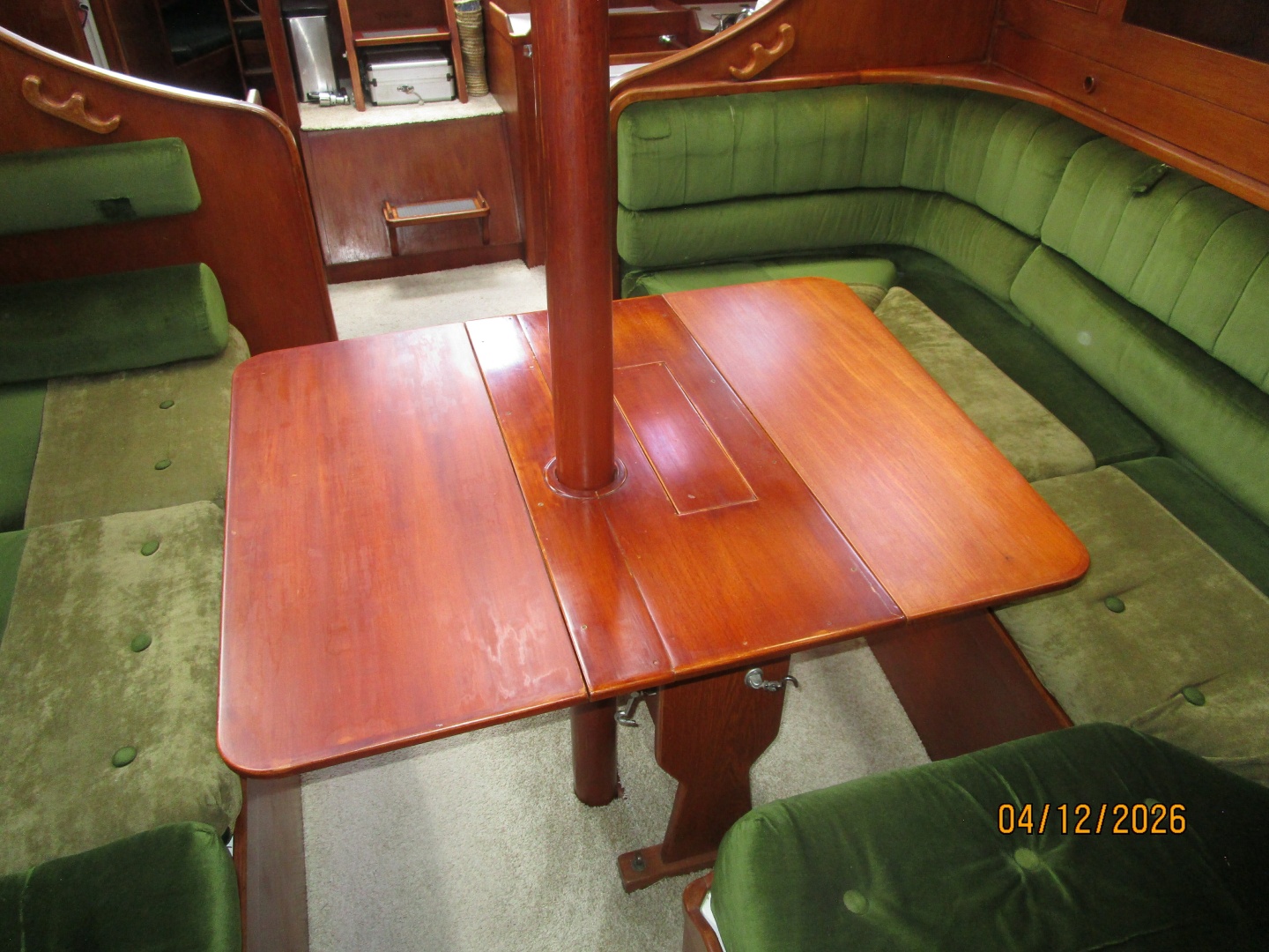 41' Rival salon table2