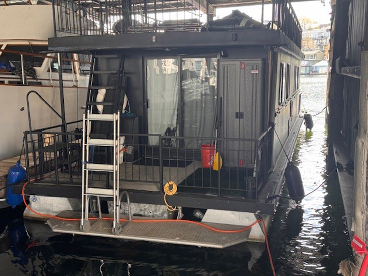 1985 Three Buoys Houseboat