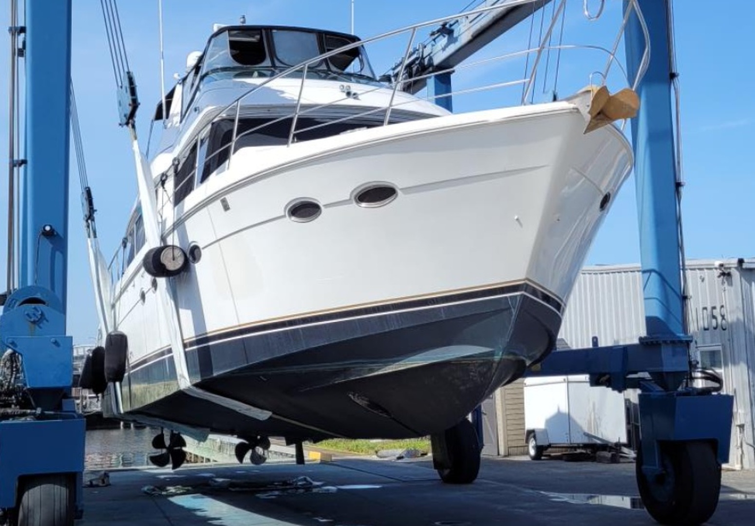 59ft Carver Yacht For Sale