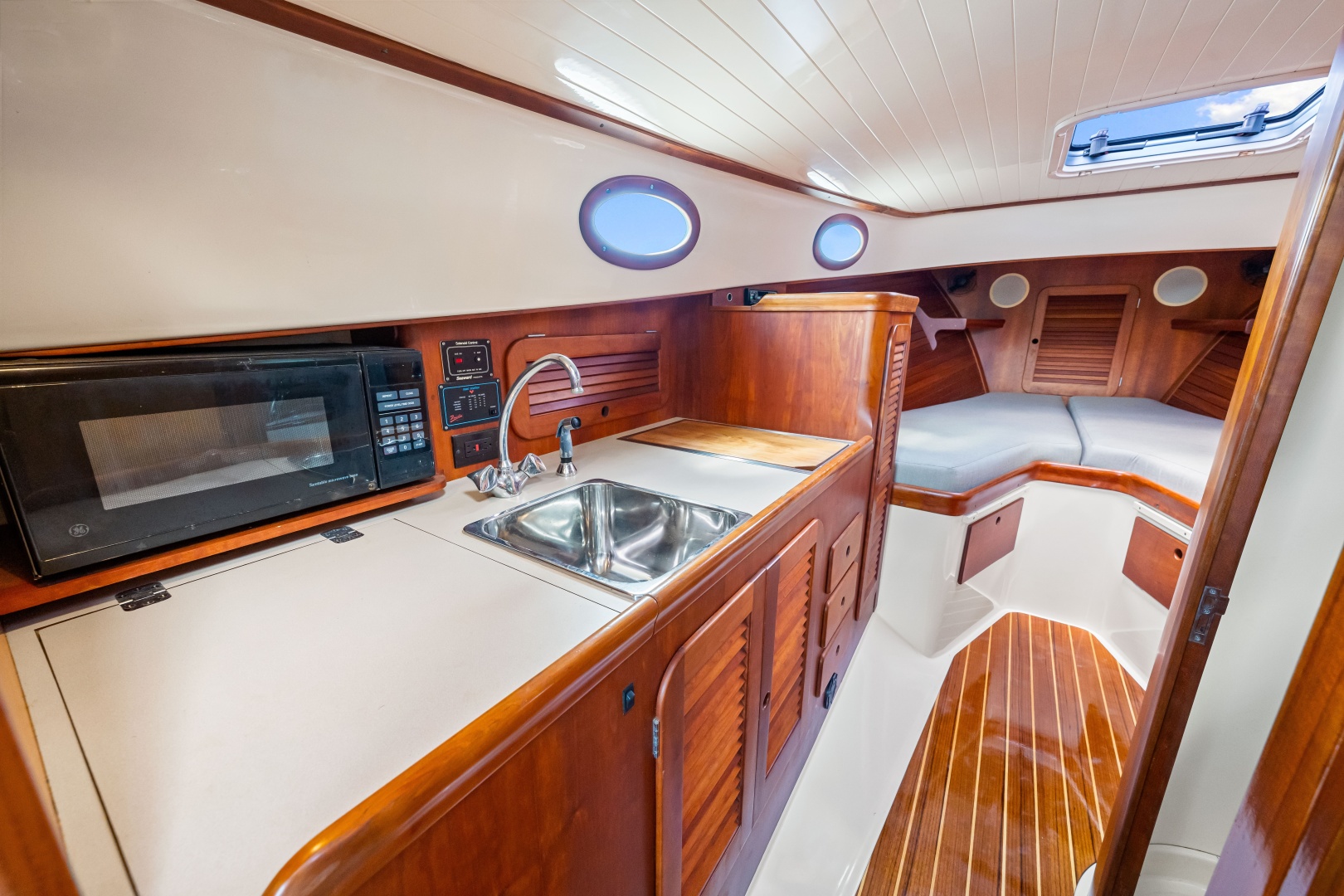 1998 36 Hinckley Picnic Boat Galley