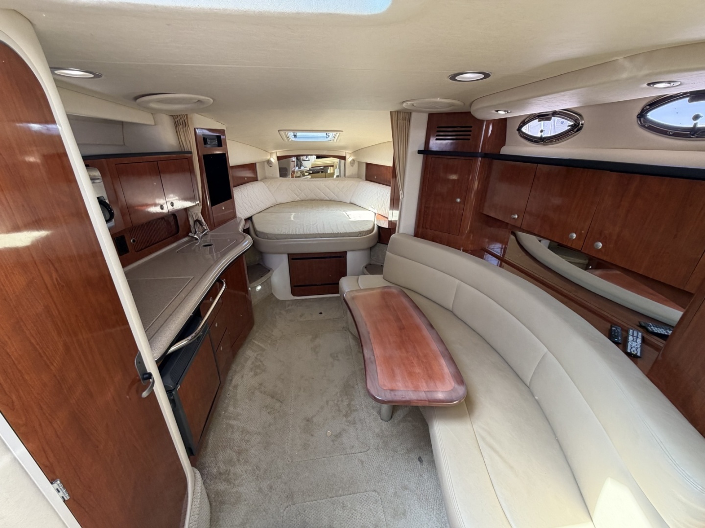 IN A MEETING 32ft Sea Ray Yacht For Sale