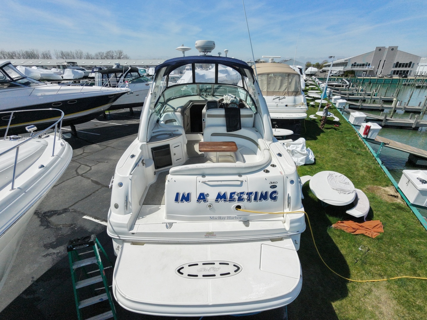 IN A MEETING 32ft Sea Ray Yacht For Sale
