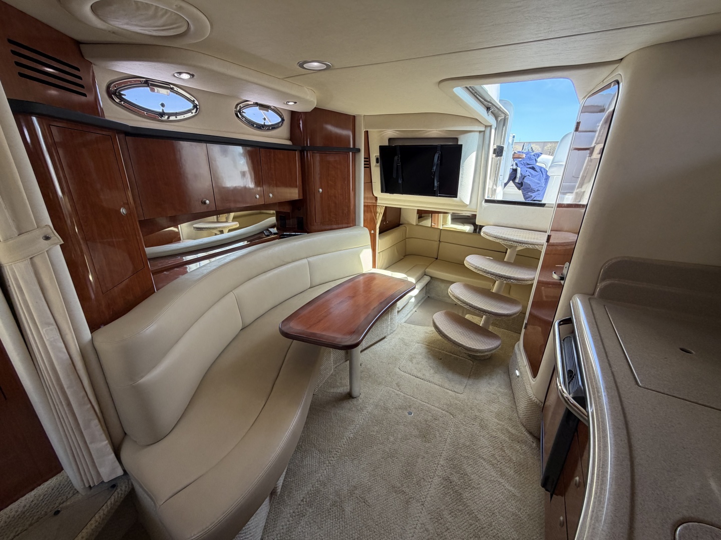 IN A MEETING 32ft Sea Ray Yacht For Sale