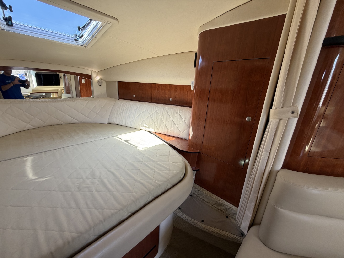 IN A MEETING 32ft Sea Ray Yacht For Sale
