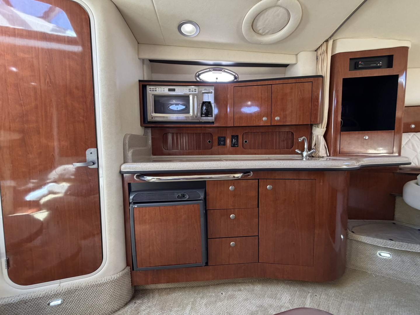 IN A MEETING 32ft Sea Ray Yacht For Sale