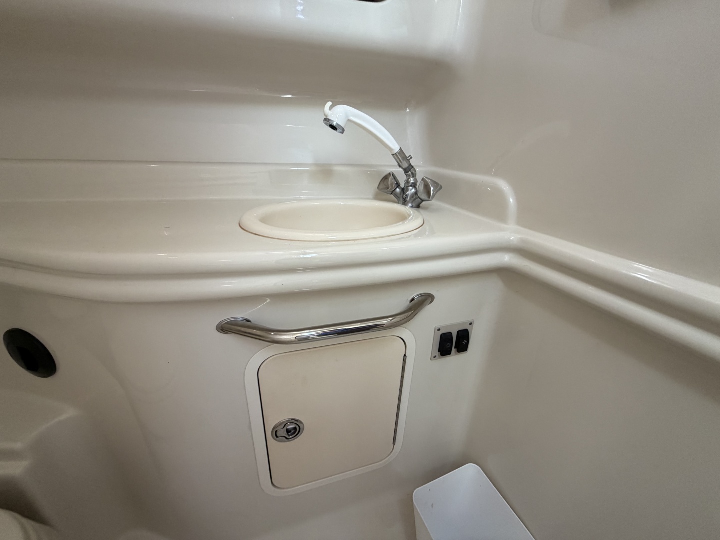 IN A MEETING 32ft Sea Ray Yacht For Sale