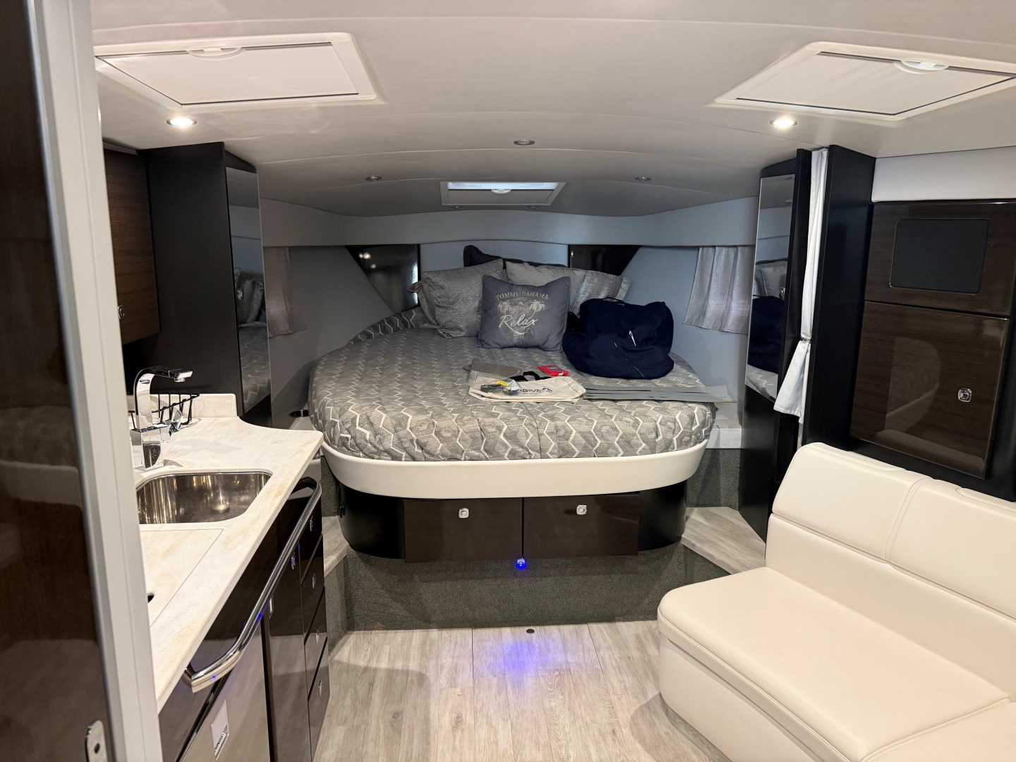 Formula 34 CLAIR DE LUNE - Cabin Seating & Berth