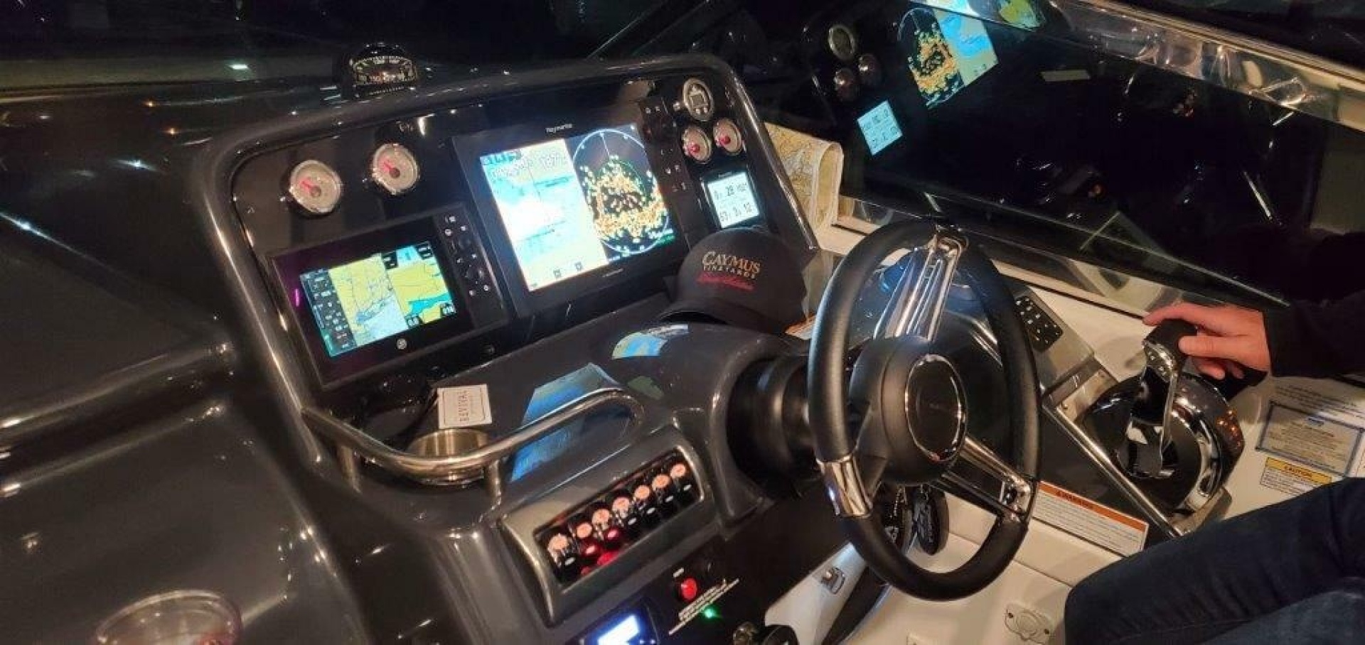Formula 34 CLAIR DE LUNE - Helm Station
