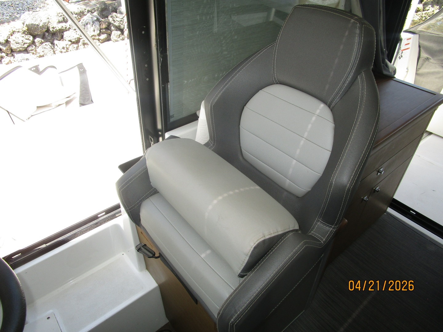 Jeanneau 895 helmseat