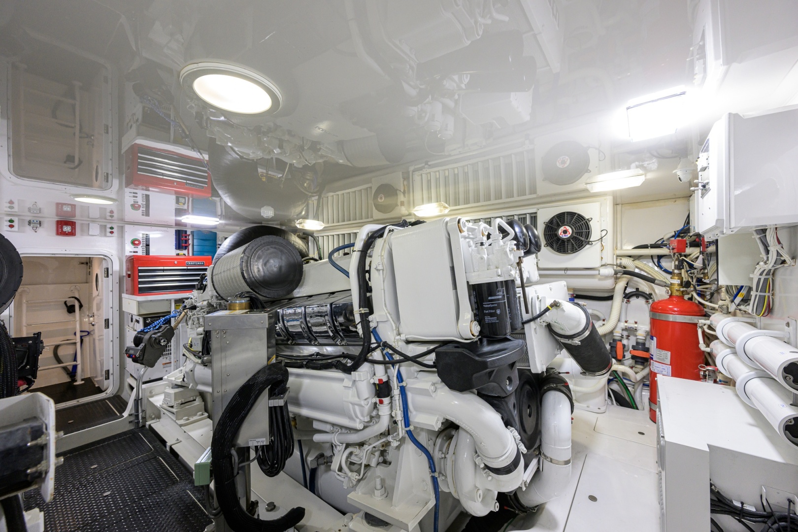 Viking 70 DESPERADO - Engine Room