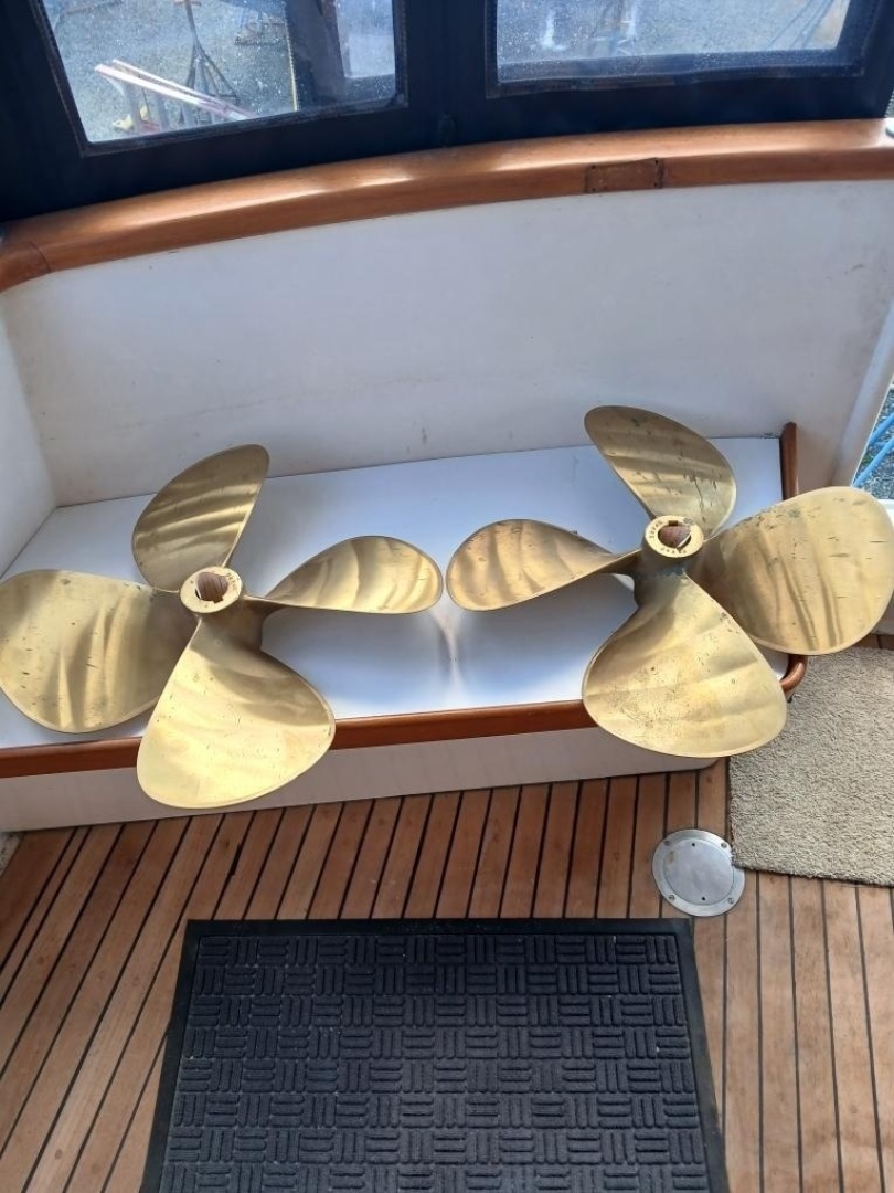 49' DeFever spare props