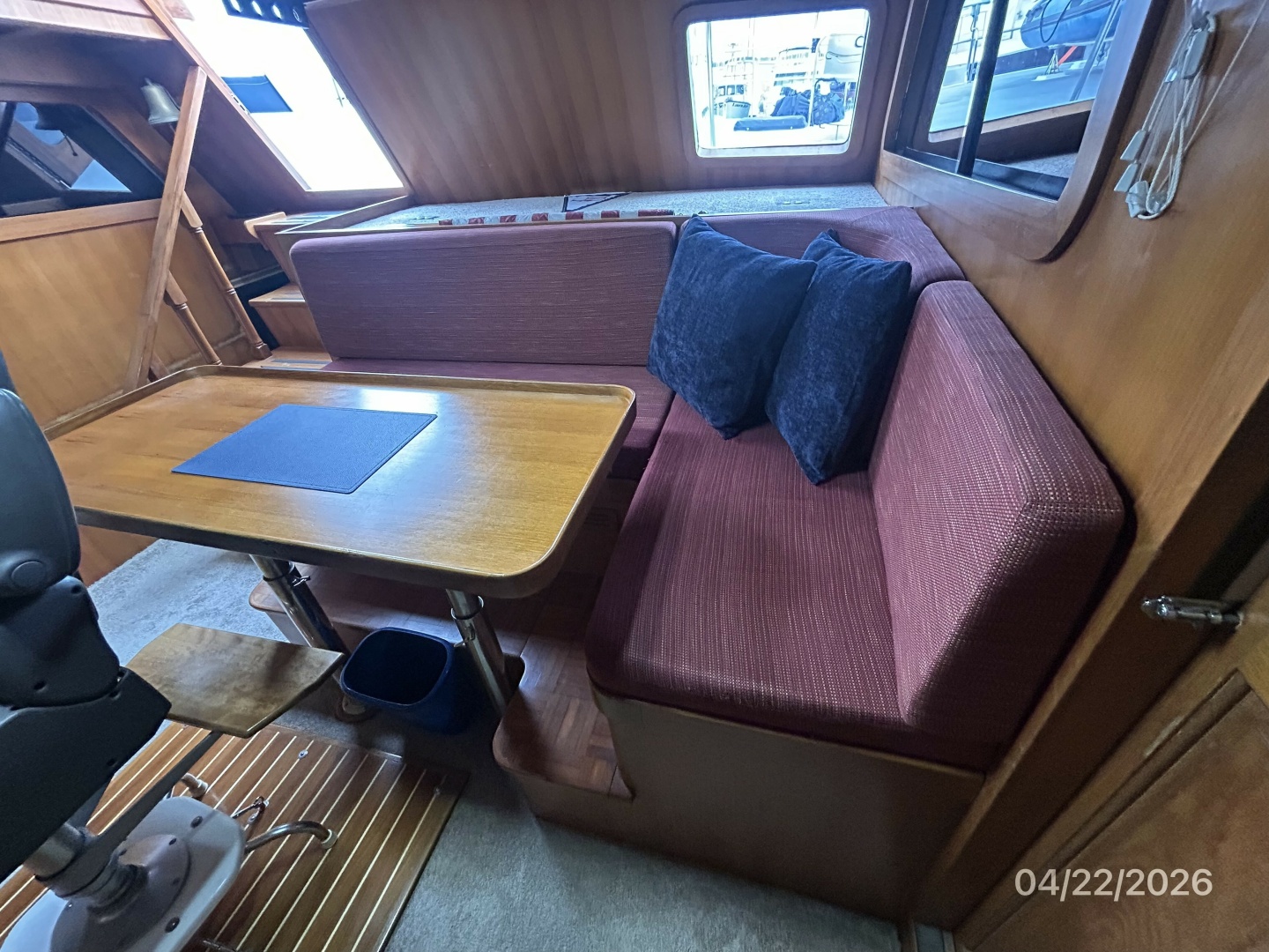 49' DeFever pilothouse aft seating