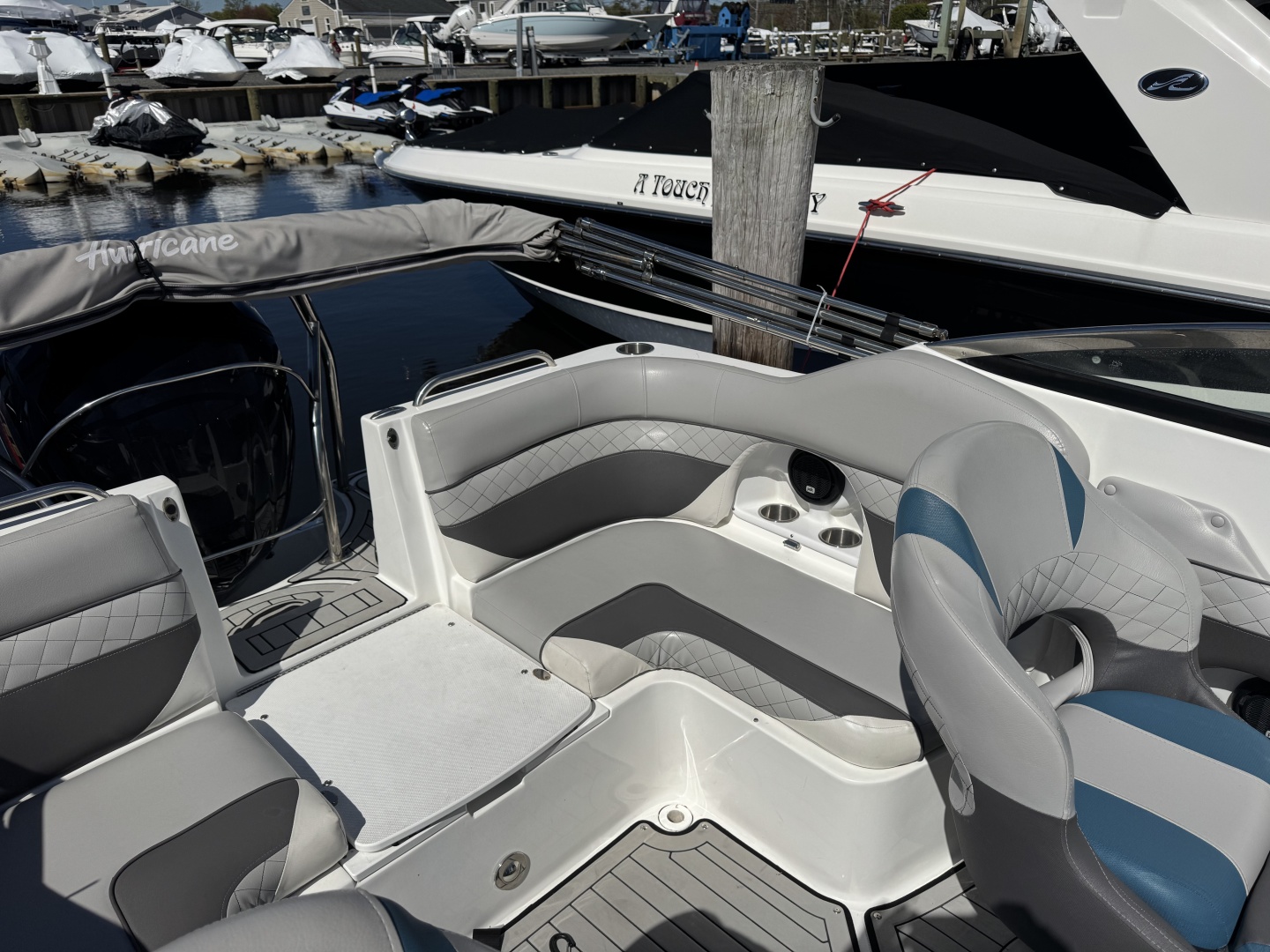 2019 Hurricane SunDeck 2486 OB