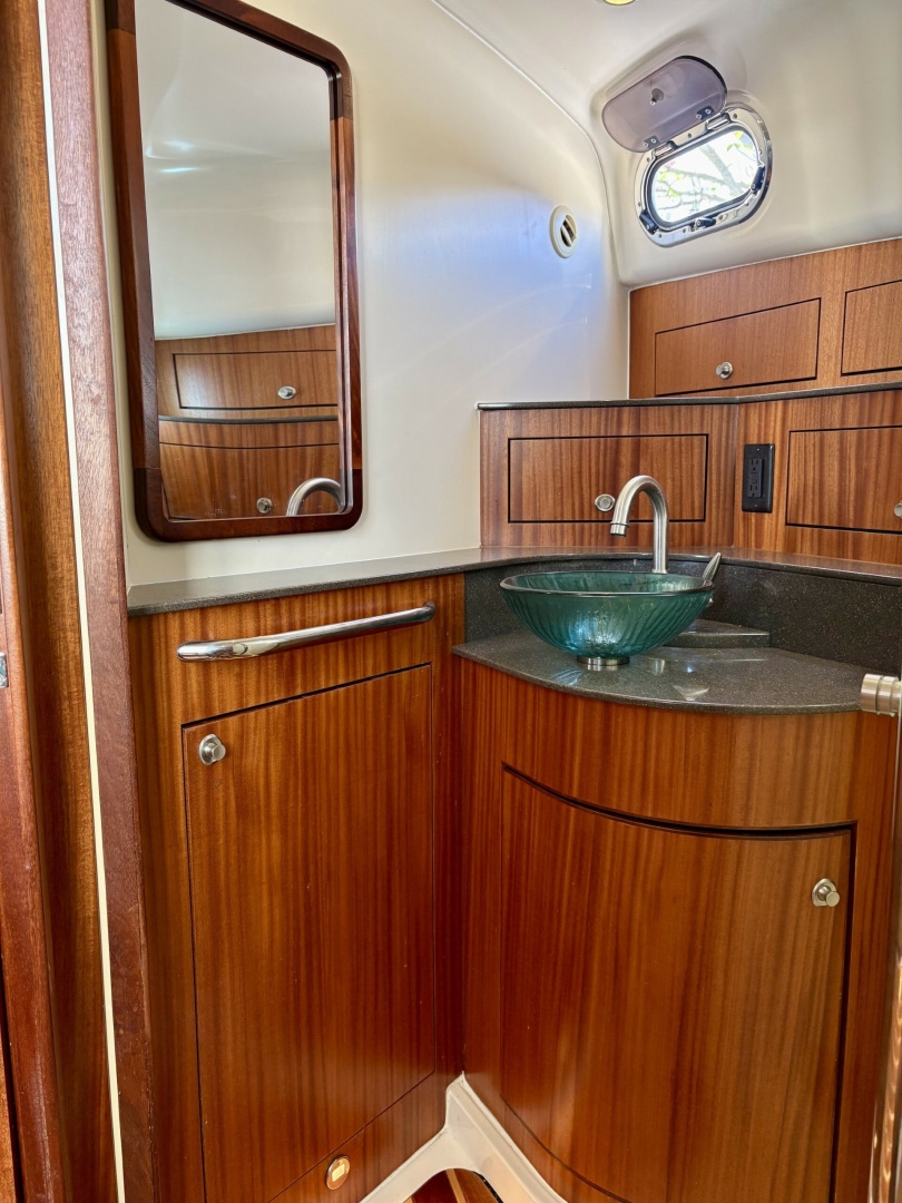 Pursuit 38 SALTY SUSEA - Head