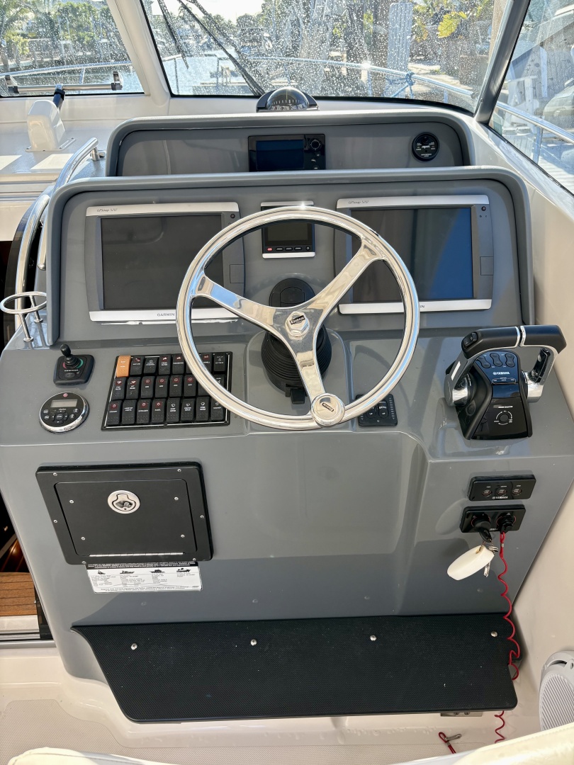 Pursuit 38 SALTY SUSEA - Helm