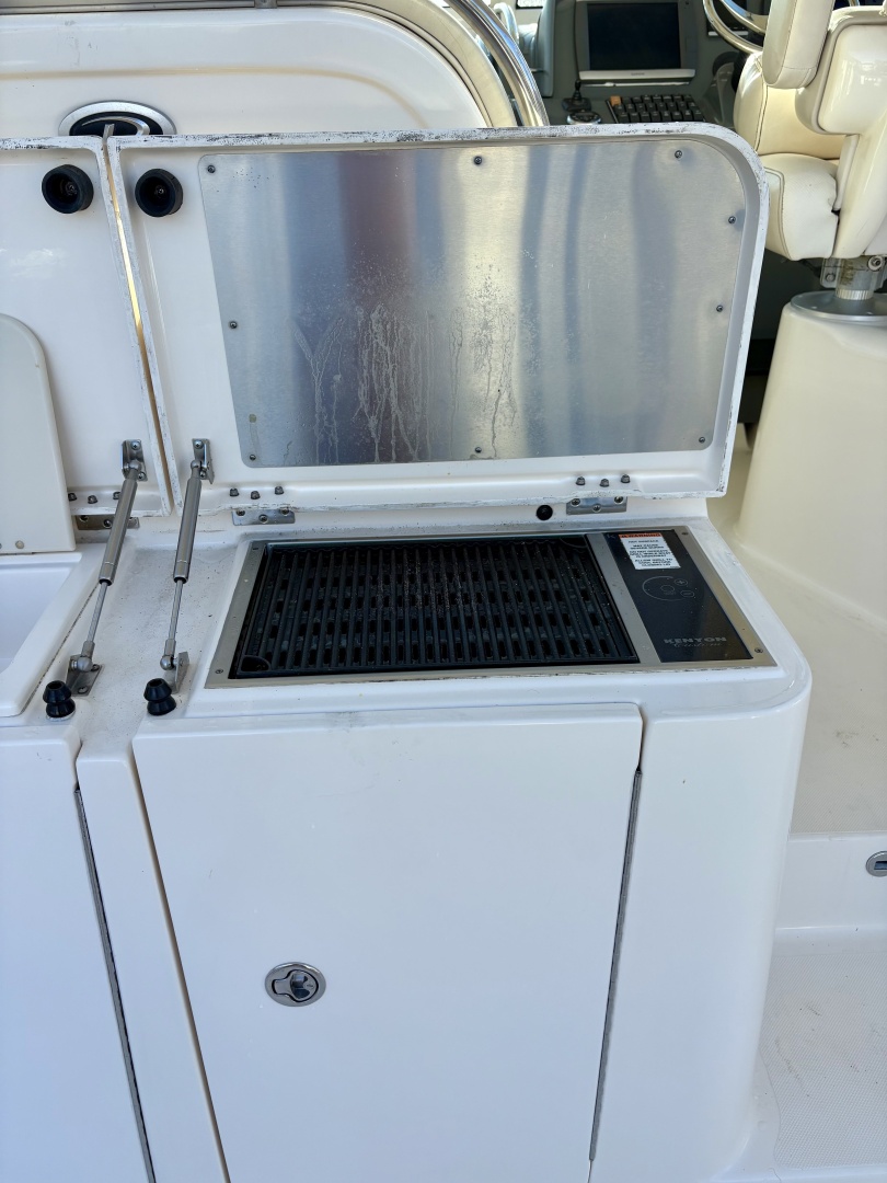 Pursuit 38 SALTY SUSEA - Cockpit