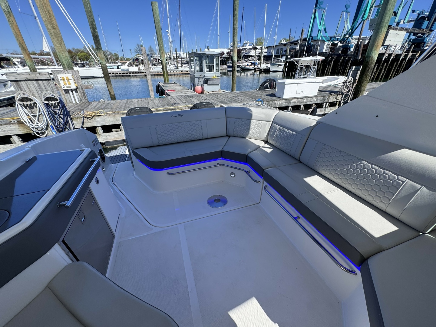 2021 Sea Ray 320 Sundancer