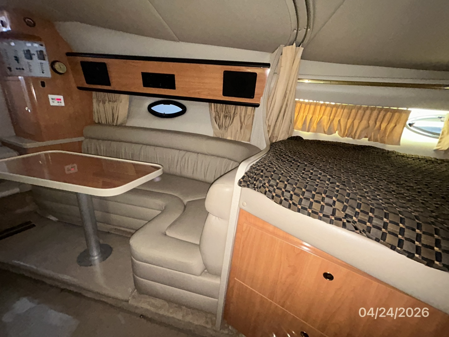 32' Regal salon port