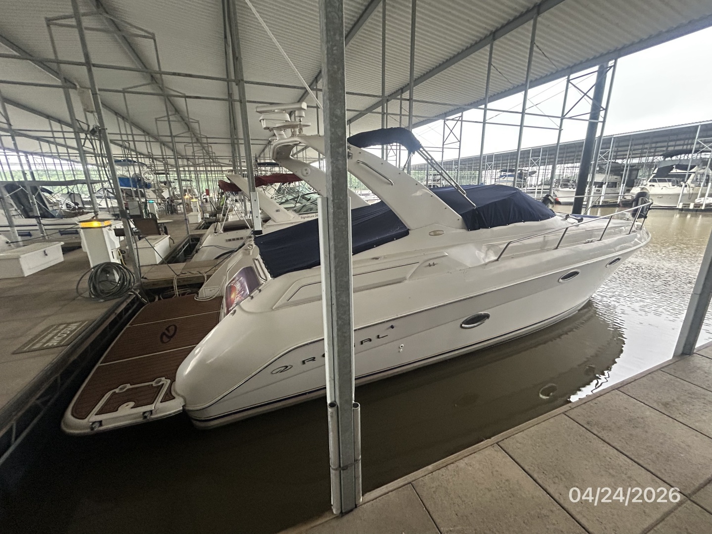 32' Regal starboard aft profile