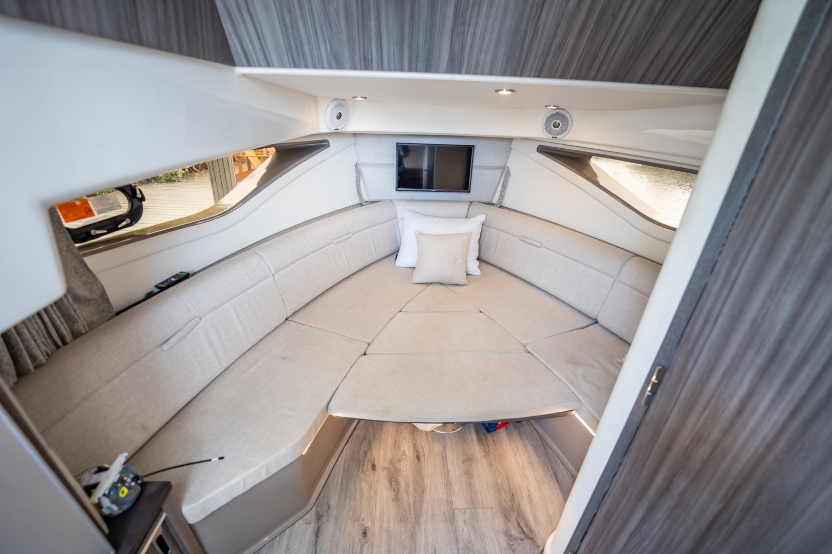 2021 Sea Ray Sundancer 320 Outboard