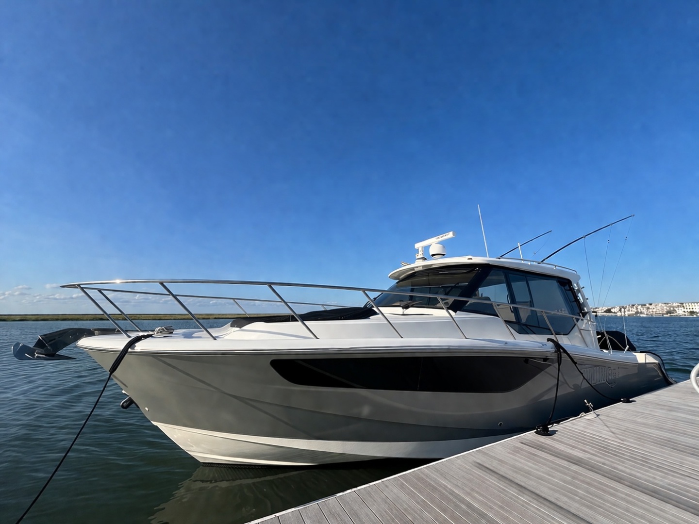2023 Boston Whaler 405 Conquest