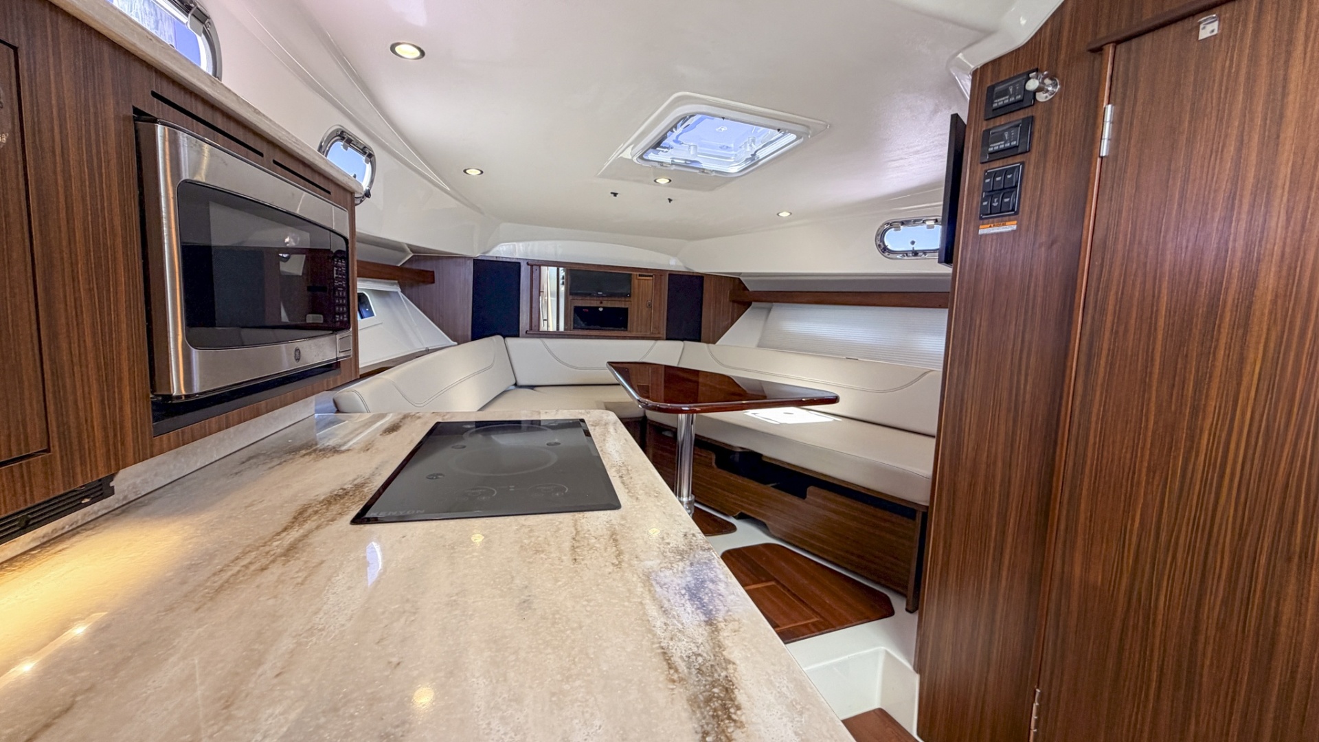 38ft Pursuit Yacht For Sale