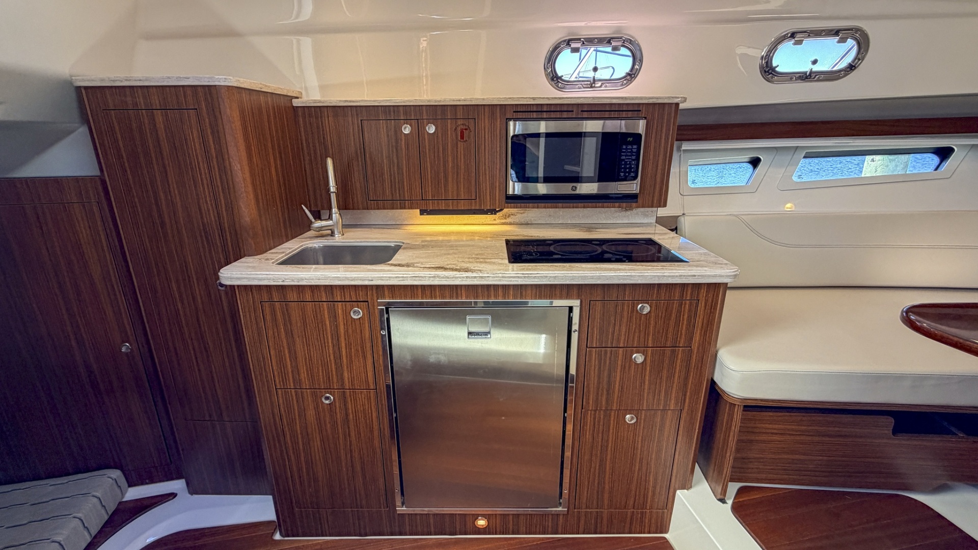 38ft Pursuit Yacht For Sale