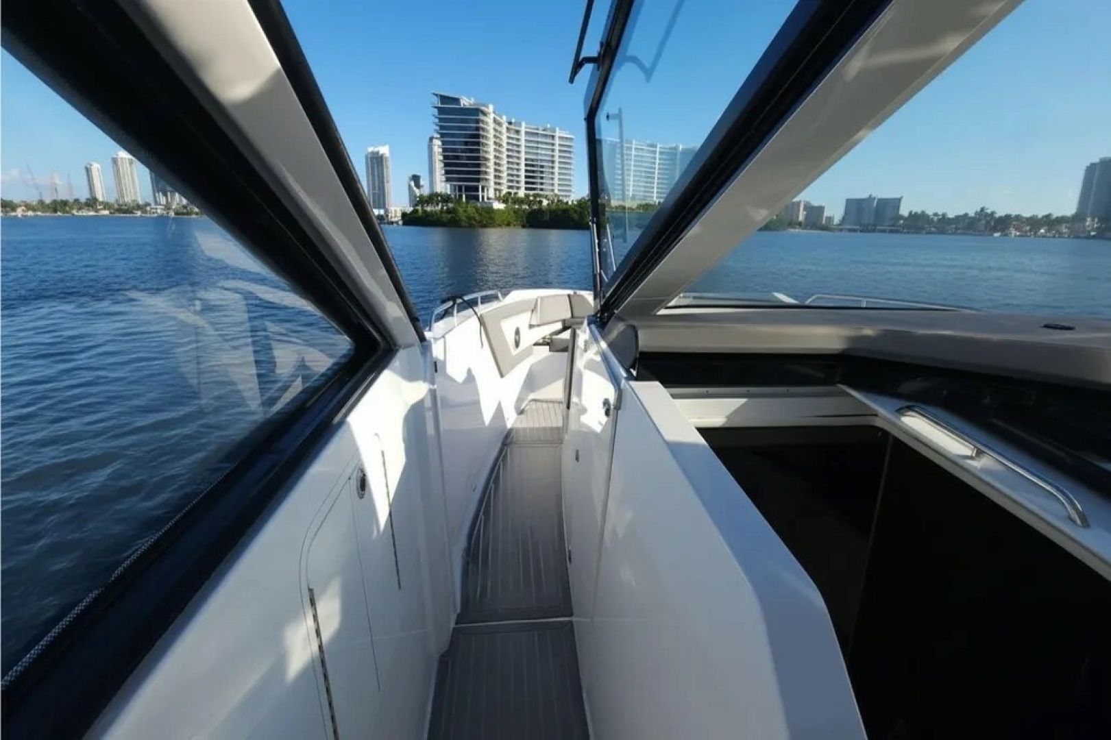 2021 Cruisers Yachts 42 GLS OB