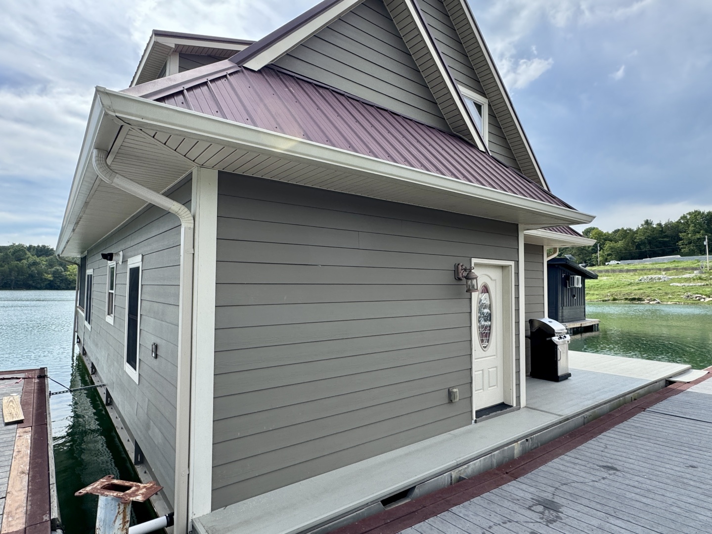 2010 Custom Floating Cabin - Approx 1340sqft