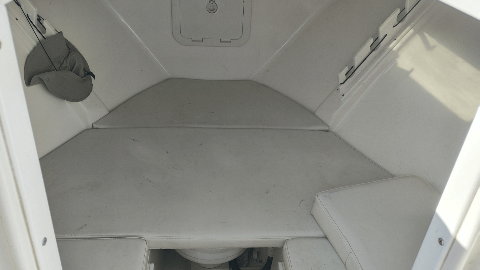 2001 Pursuit 2670 Cuddy Console