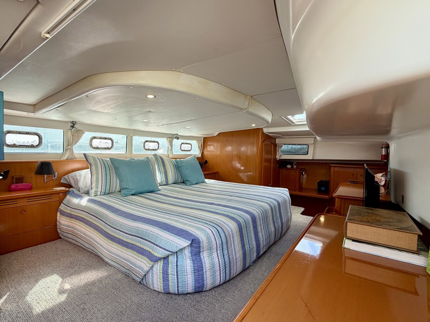 2005 Lagoon Power 43