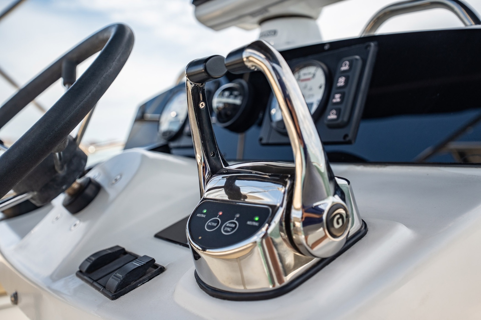 2005 Lagoon Power 43