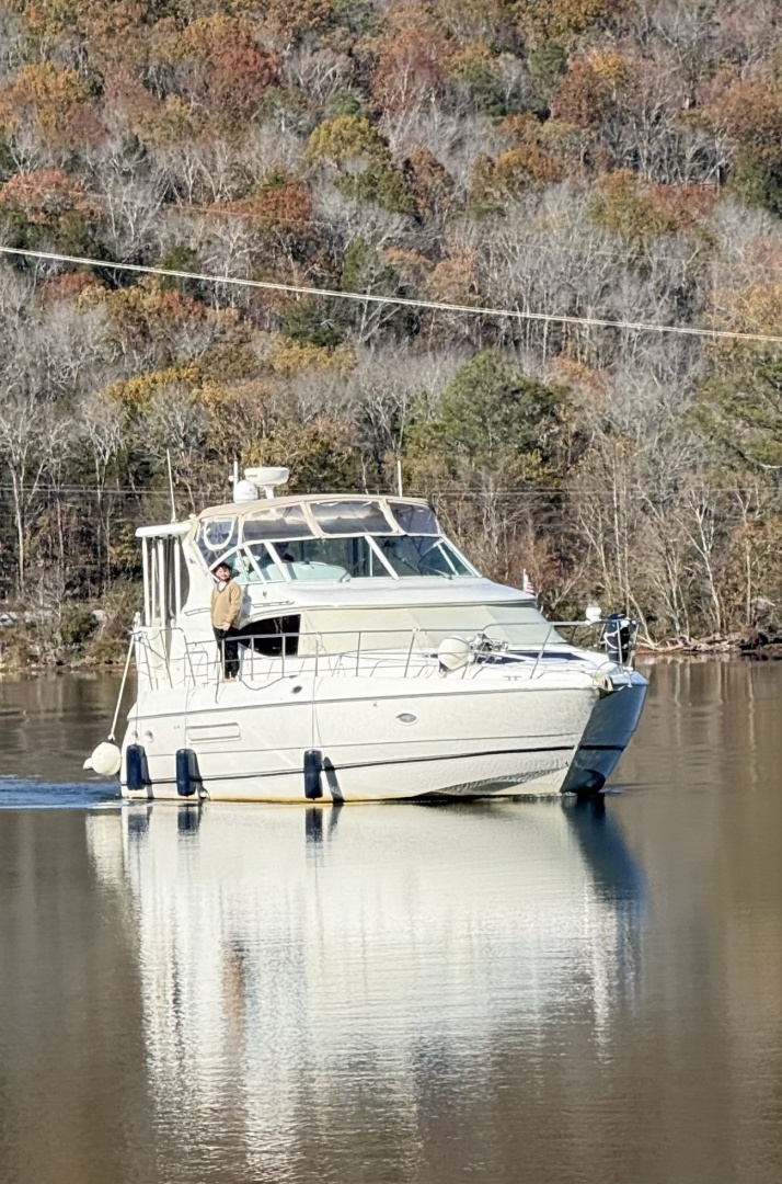 44' Cruisers starboard forward profile