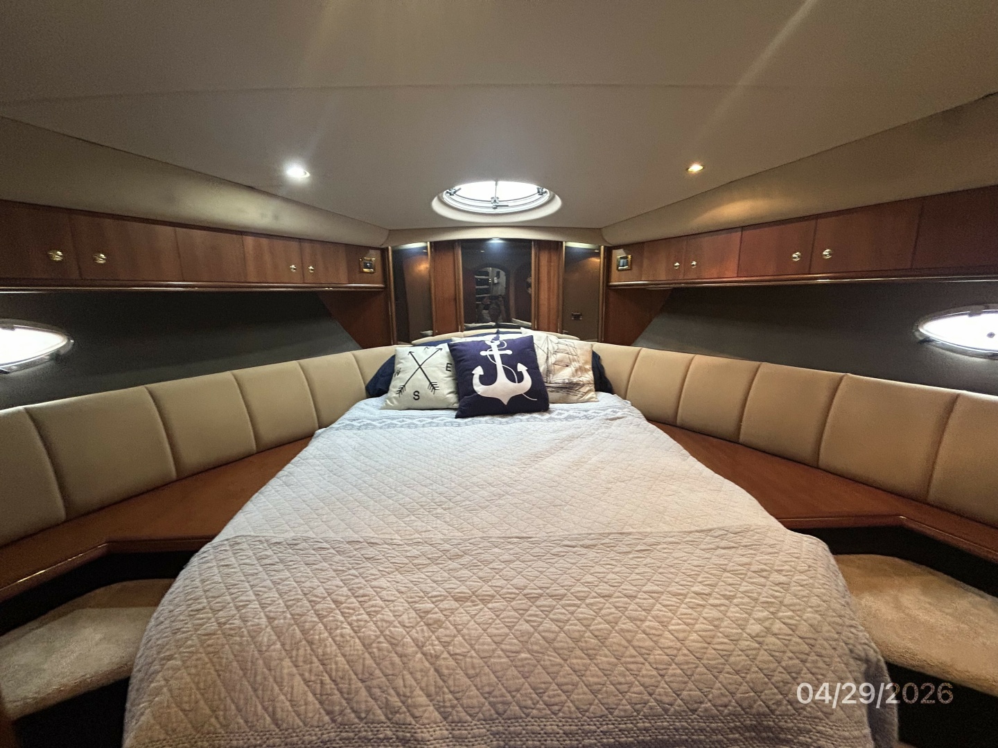 44' Cruisers forward guest stateroom