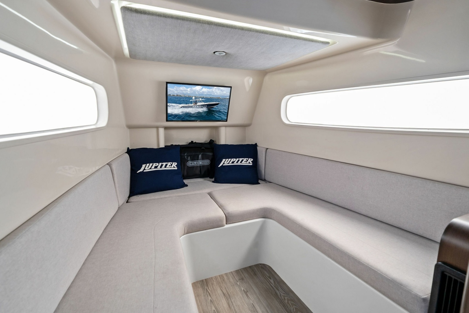 2020 Jupiter 43 Center Console MENACE V-Berth