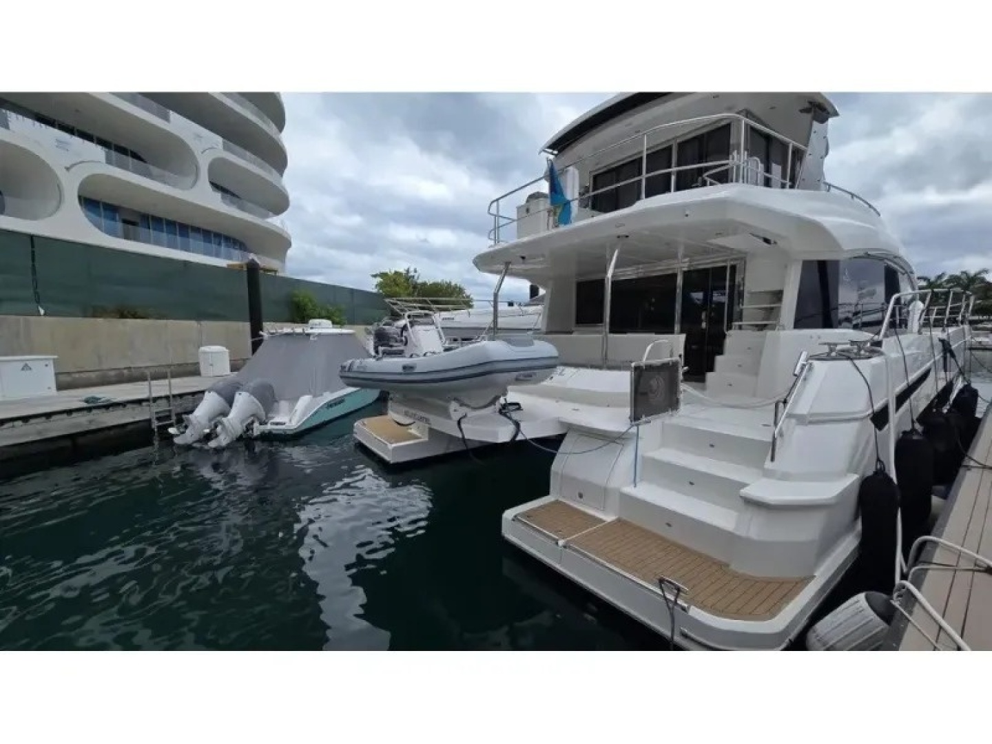 2025 Aquila 54 YACHT