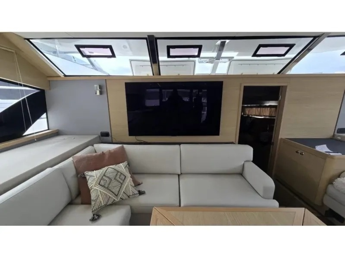 2025 Aquila 54 YACHT