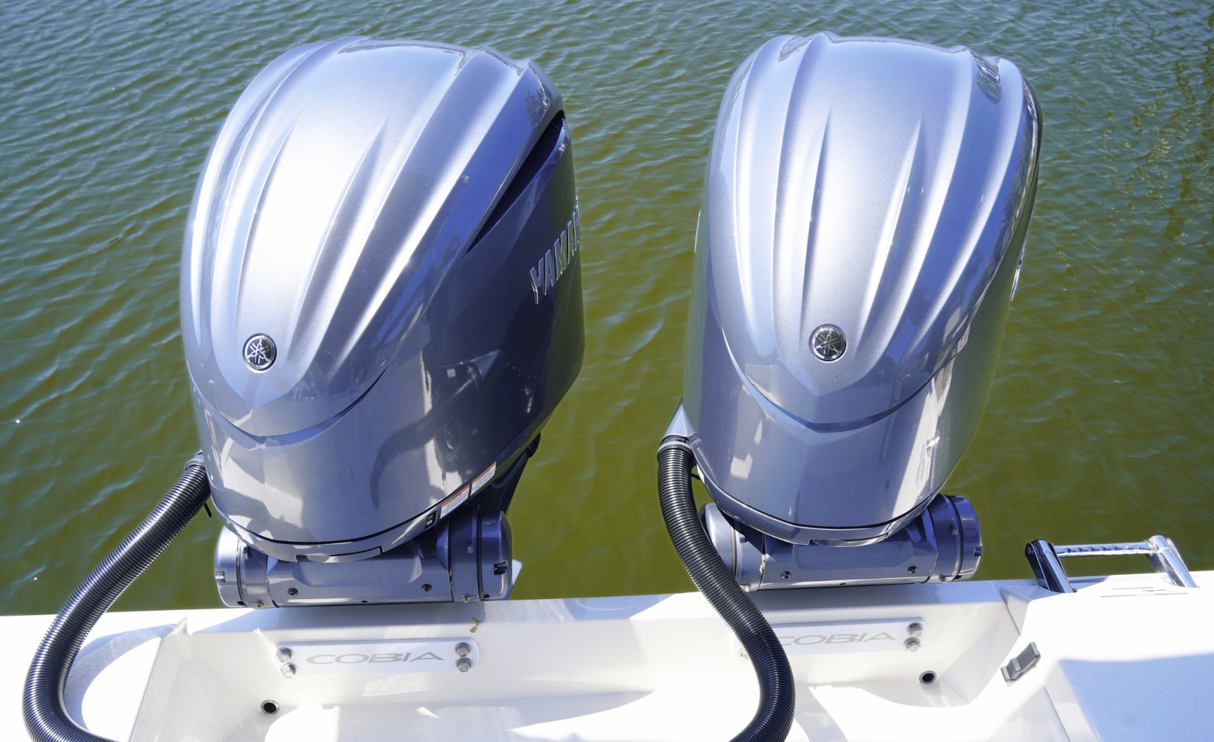 2023 Cobia 320CC