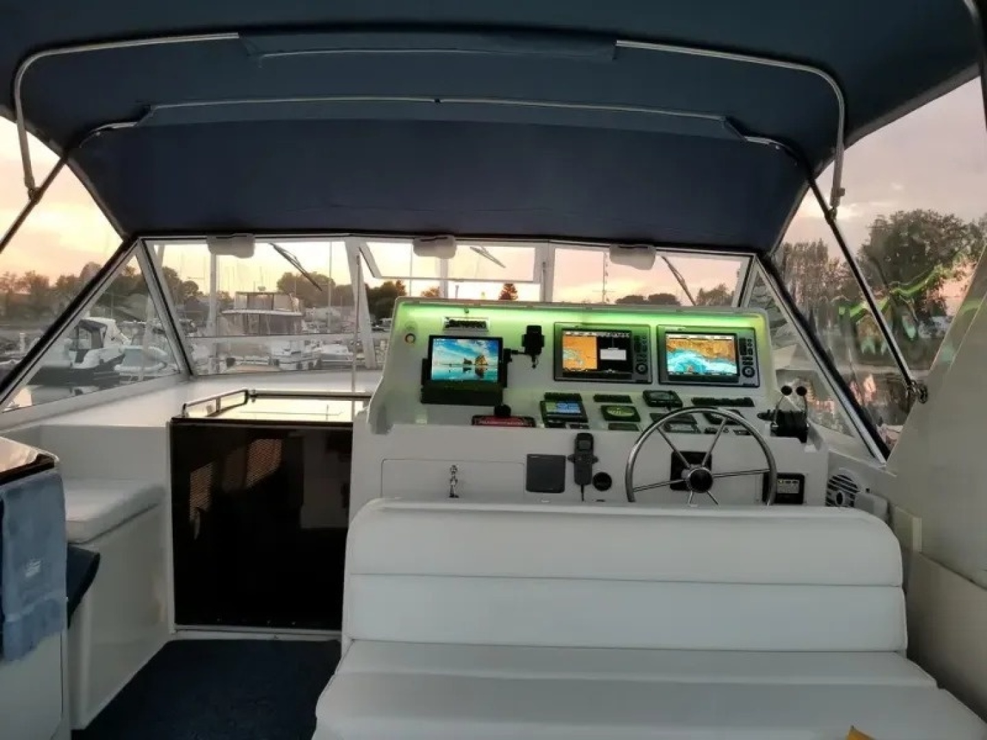1989 Chris-Craft Catalina 381