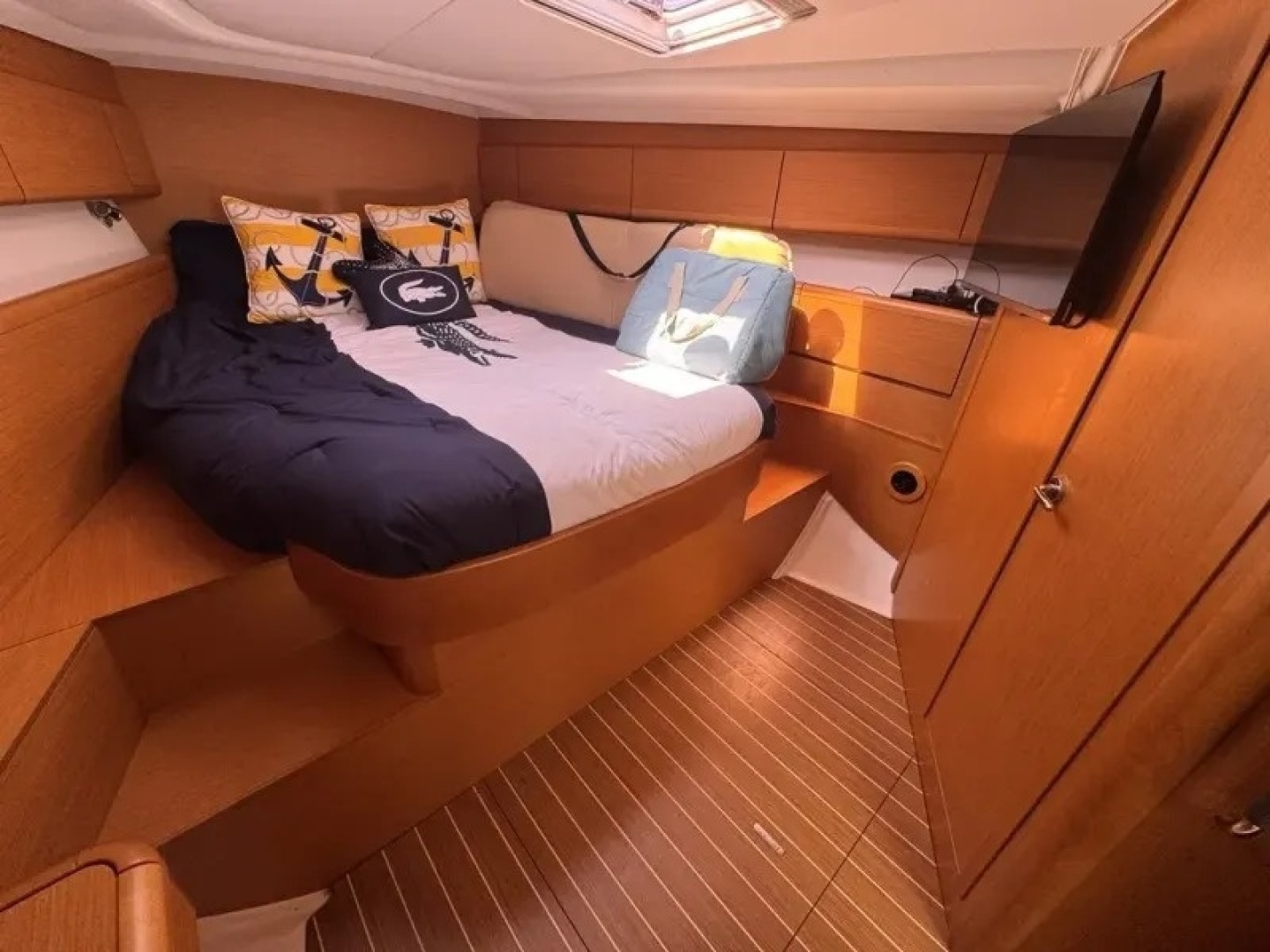 2011 Jeanneau 50 Deck Saloon