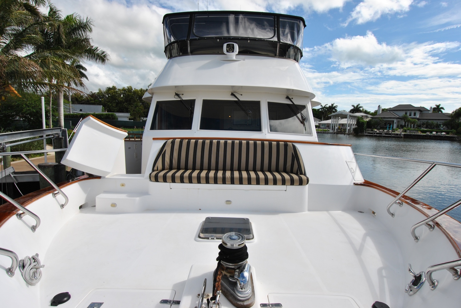 Foredeck Seating Area 