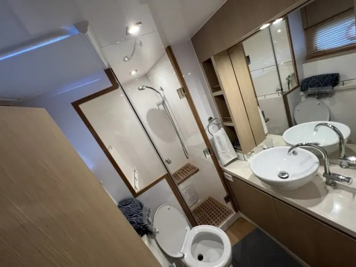 2018 Aquila 44 YACHT