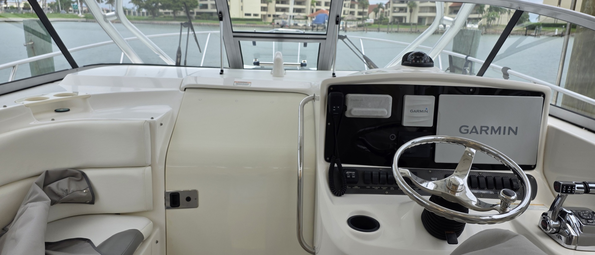 32ft Boston Whaler Yacht For Sale
