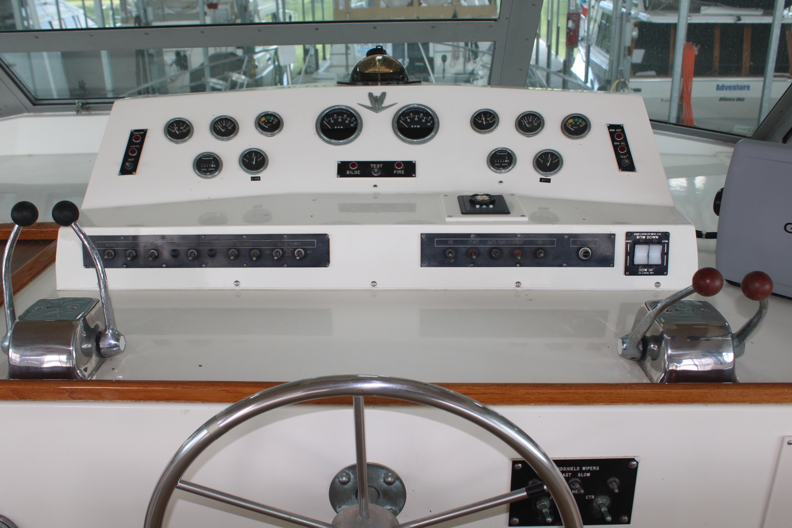 42 ft Bertram - Helm Station