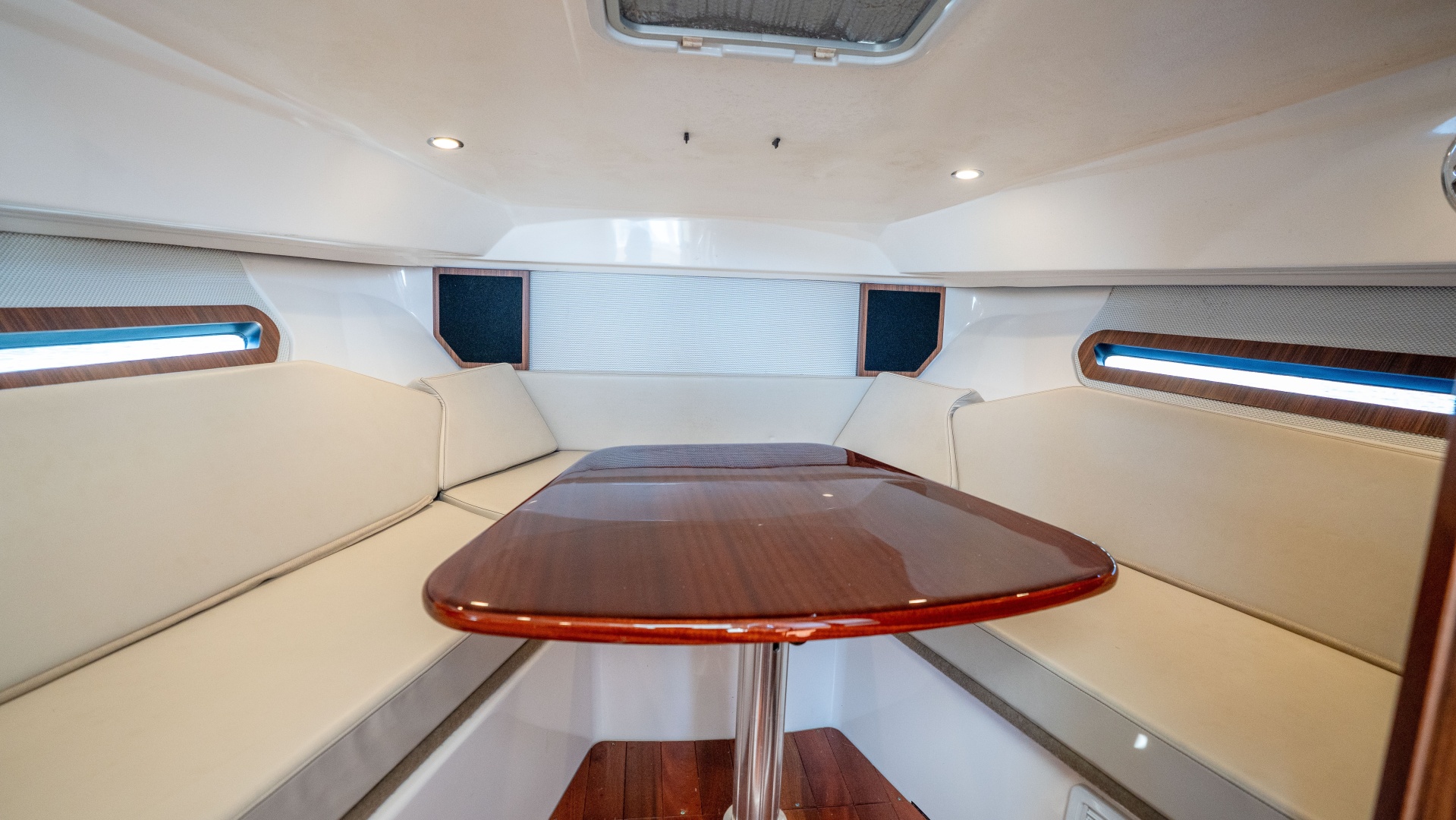 2018 Pursuit 325 OS