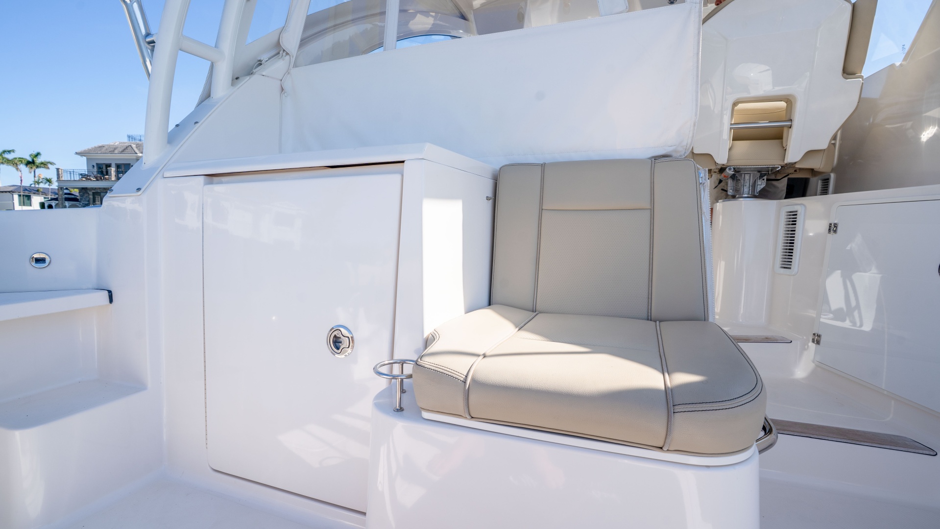 2018 Pursuit 325 OS