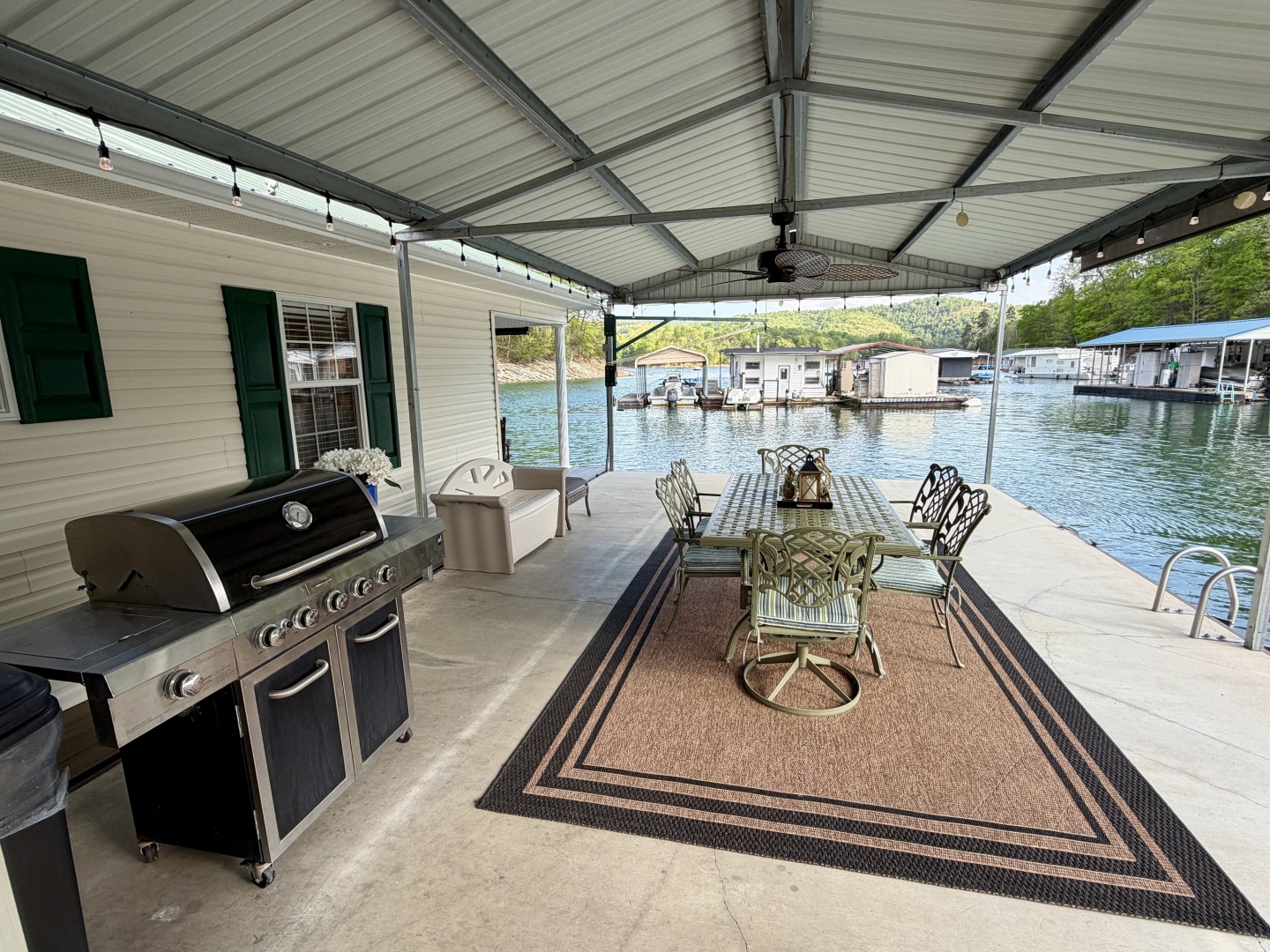 2002 Custom 20 x 53 Floating Cabin - Approx 999/sqft
