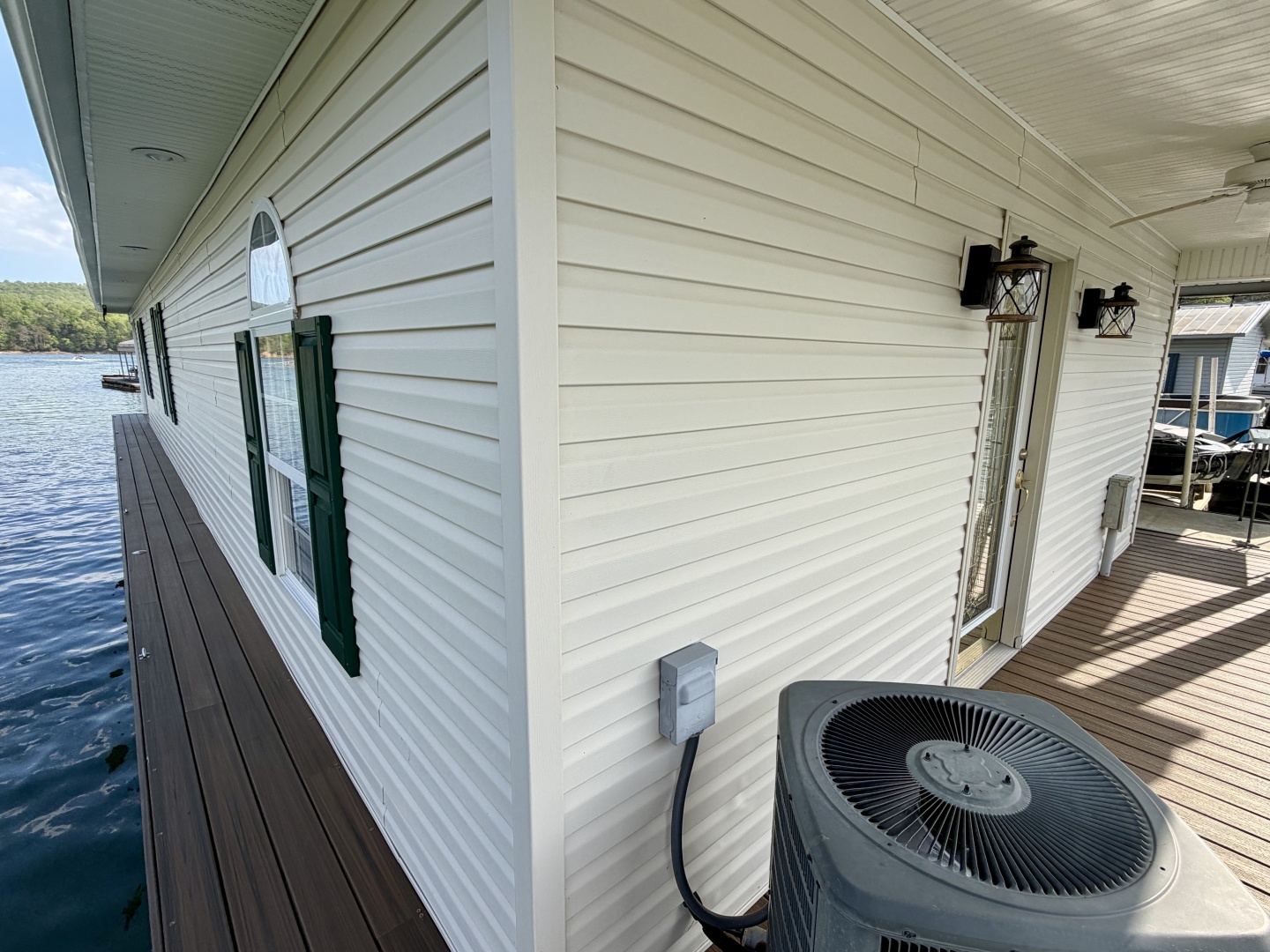 2002 Custom 20 x 53 Floating Cabin - Approx 999/sqft
