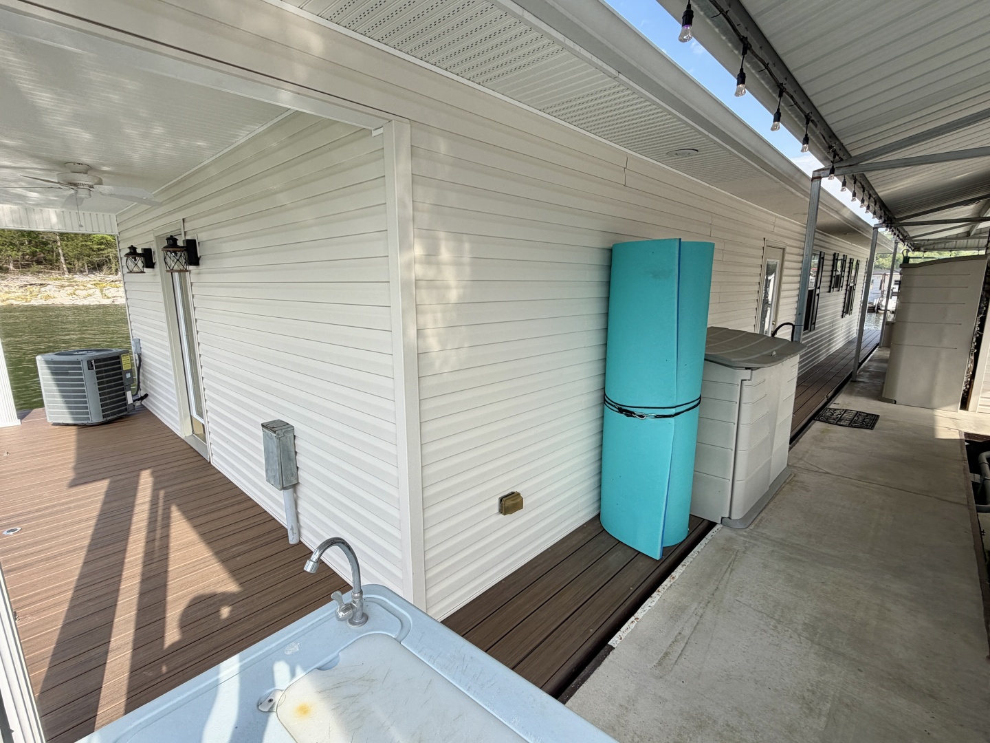 2002 Custom 20 x 53 Floating Cabin - Approx 999/sqft